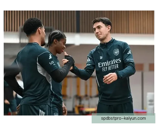 哈兰德在对阵狼队的比赛中再度上演帽子戏法，状态回暖引人关注